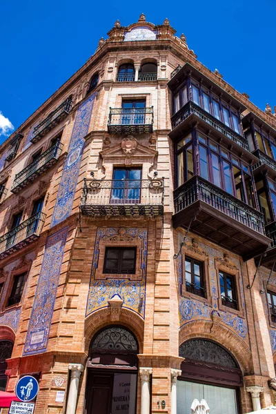 Seville, İspanya - 1 Haziran 2022 İspanya 'nın güneyindeki Endülüs Bölgesi' nin başkenti ve sembolik bir şehir olan Sevilla sokaklarındaki bir binanın cephesi