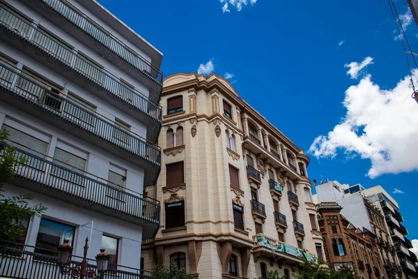 西班牙塞维利亚 2022年6月1日塞维利亚街道上一座建筑的立面 塞维利亚是西班牙南部安达卢西亚地区的象征城市和首府 — 图库照片