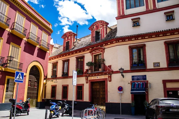 Seville, İspanya - 1 Haziran 2022 İspanya 'nın güneyindeki Endülüs Bölgesi' nin başkenti ve sembolik bir şehir olan Sevilla sokaklarındaki bir binanın cephesi