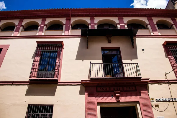 Seville, İspanya - 1 Haziran 2022 İspanya 'nın güneyindeki Endülüs Bölgesi' nin başkenti ve sembolik bir şehir olan Sevilla sokaklarındaki bir binanın cephesi