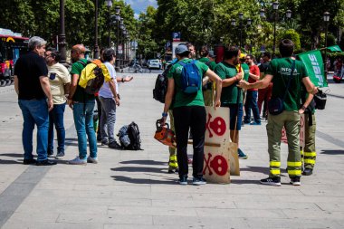Seville, İspanya - 01 Haziran 2022 Sevilla sokaklarında itfaiyeciler tarafından gerçekleştirilen gösteriler, mesleklerinin zorluğunun tanınması ve maaşlarında artış talep ediyor.