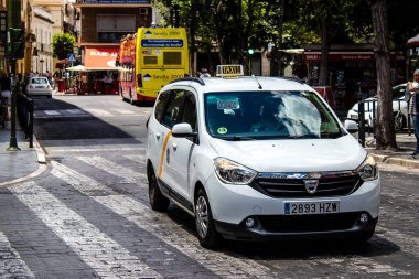 Seville, İspanya - 02 Haziran 2022 Sevilla caddelerinde Coronavirus salgını sırasında İspanya 'ya maske takmak zorunludur.