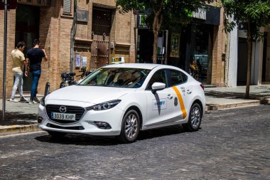 Seville, İspanya - 02 Haziran 2022 Sevilla caddelerinde Coronavirus salgını sırasında İspanya 'ya maske takmak zorunludur.