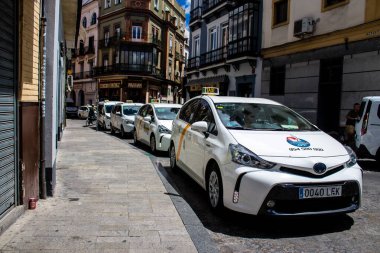 Seville, İspanya - 02 Haziran 2022 Sevilla caddelerinde Coronavirus salgını sırasında İspanya 'ya maske takmak zorunludur.