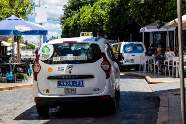 Seville, İspanya - 02 Haziran 2022 Sevilla caddelerinde Coronavirus salgını sırasında İspanya 'ya maske takmak zorunludur.