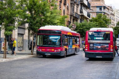 Seville, İspanya - 2 Haziran 2022 Sevilla otobüsü Coronavirus salgını sırasında İspanya 'ya çarpıyor, maske takmak zorunludur.