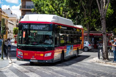 Seville, İspanya - 2 Haziran 2022 Sevilla otobüsü Coronavirus salgını sırasında İspanya 'ya çarpıyor, maske takmak zorunludur.