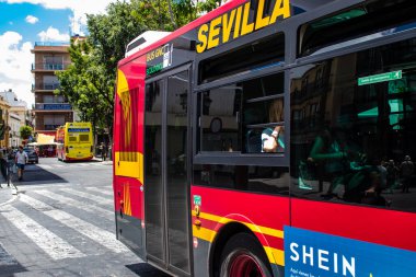 Seville, İspanya - 2 Haziran 2022 Sevilla otobüsü Coronavirus salgını sırasında İspanya 'ya çarpıyor, maske takmak zorunludur.
