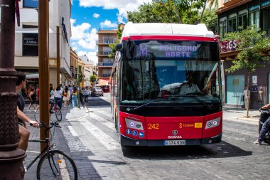 Seville, İspanya - 2 Haziran 2022 Sevilla otobüsü Coronavirus salgını sırasında İspanya 'ya çarpıyor, maske takmak zorunludur.