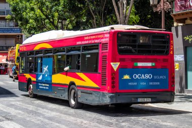 Seville, İspanya - 2 Haziran 2022 Sevilla otobüsü Coronavirus salgını sırasında İspanya 'ya çarpıyor, maske takmak zorunludur.