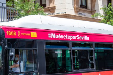Seville, İspanya - 2 Haziran 2022 Sevilla otobüsü Coronavirus salgını sırasında İspanya 'ya çarpıyor, maske takmak zorunludur.