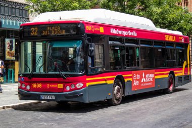 Seville, İspanya - 2 Haziran 2022 Sevilla otobüsü Coronavirus salgını sırasında İspanya 'ya çarpıyor, maske takmak zorunludur.