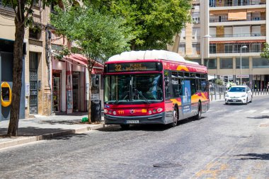 Seville, İspanya - 2 Haziran 2022 Sevilla otobüsü Coronavirus salgını sırasında İspanya 'ya çarpıyor, maske takmak zorunludur.