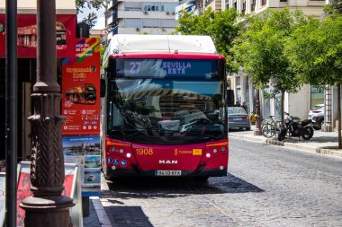 Seville, İspanya - 2 Haziran 2022 Sevilla otobüsü Coronavirus salgını sırasında İspanya 'ya çarpıyor, maske takmak zorunludur.