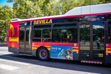 Seville, İspanya - 2 Haziran 2022 Sevilla otobüsü Coronavirus salgını sırasında İspanya 'ya çarpıyor, maske takmak zorunludur.