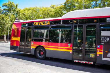 Seville, İspanya - 2 Haziran 2022 Sevilla otobüsü Coronavirus salgını sırasında İspanya 'ya çarpıyor, maske takmak zorunludur.