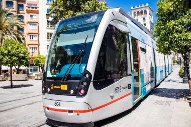 Seville, İspanya - 2 Haziran 2022 Coronavirus salgını sırasında Seville sokaklarında dolaşan ve maske takan yolcular için modern elektrikli tramvay zorunludur.