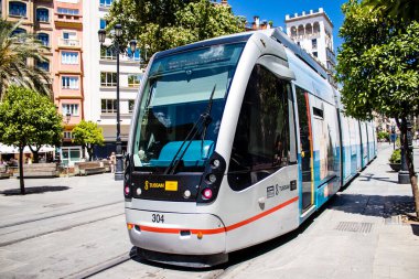 Seville, İspanya - 2 Haziran 2022 Coronavirus salgını sırasında Seville sokaklarında dolaşan ve maske takan yolcular için modern elektrikli tramvay zorunludur.