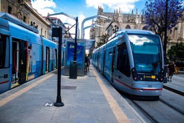 Seville, İspanya - 2 Haziran 2022 Coronavirus salgını sırasında Seville sokaklarında dolaşan ve maske takan yolcular için modern elektrikli tramvay zorunludur.