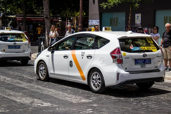 Sevilla España Junio 2022 Taxi Conduciendo Por Las Calles Sevilla — Foto de Stock