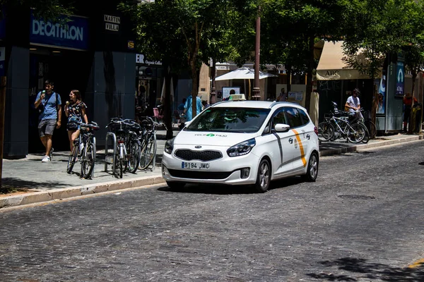 Sevilla España Junio 2022 Taxi Conduciendo Por Las Calles Sevilla — Foto de Stock