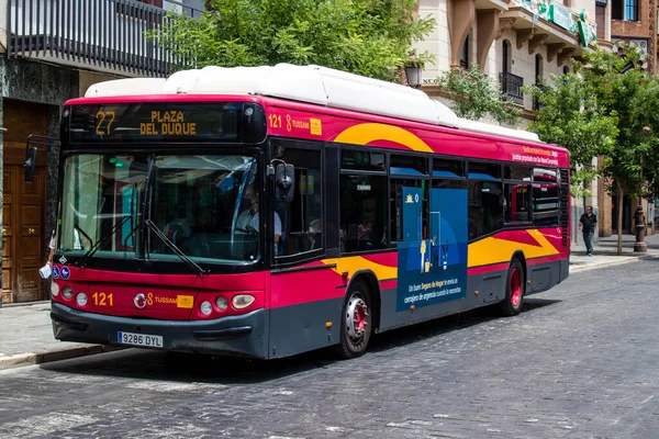 Seville, İspanya - 2 Haziran 2022 Sevilla otobüsü Coronavirus salgını sırasında İspanya 'ya çarpıyor, maske takmak zorunludur.
