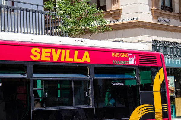 スペインのセビリア 2022年6月2日スペインを襲ったコロナウイルスの流行の間 セビリアの通りをバスが走り マスクを着用することは必須です — ストック写真