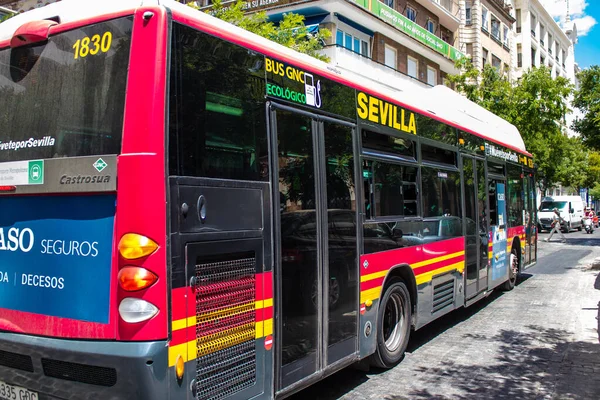 Siviglia Spagna Giugno 2022 Autobus Che Attraversa Strade Siviglia Durante — Foto Stock