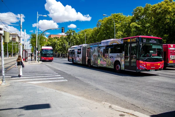 Σεβίλλη Ισπανία Ιουνίου 2022 Λεωφορείο Που Διασχίζει Τους Δρόμους Της — Φωτογραφία Αρχείου