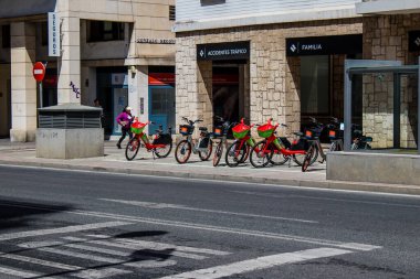 Seville, İspanya - Haziran 02, 2022 Kısa süreli kiralanabilir bisikletler, genellikle birkaç saatliğine sokaklar ve Seville toplu taşıma sisteminin bir parçası için