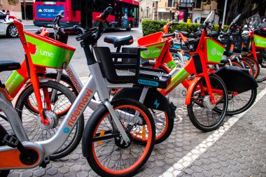 Seville, İspanya - Haziran 02, 2022 Kısa süreli kiralanabilir bisikletler, genellikle birkaç saatliğine sokaklar ve Seville toplu taşıma sisteminin bir parçası için