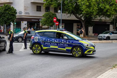 Seville, İspanya - 01 Haziran 2022 İspanya 'nın güneyinde, sembolik bir şehir olan Sevilla sokaklarında devriye gezen polis arabası.