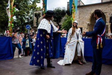 Reims, Fransa - 28 Mayıs 2022 Johanniques şenlikleri sırasında ortaçağ pazarında Belediye Başkanı, Coronavirus salgınının ardından iki yıllık bir aradan sonra geri döndü.