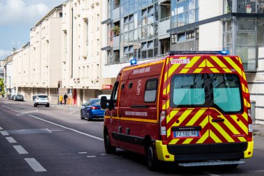 Reims, Fransa - 3 Haziran 2022 Coronavirus salgını sırasında Fransa 'yı vuran Reims caddelerinden geçen itfaiye aracı
