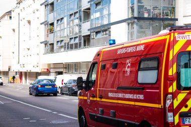 Reims, Fransa - 3 Haziran 2022 Coronavirus salgını sırasında Fransa 'yı vuran Reims caddelerinden geçen itfaiye aracı