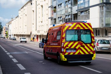 Reims, Fransa - 3 Haziran 2022 Coronavirus salgını sırasında Fransa 'yı vuran Reims caddelerinden geçen itfaiye aracı