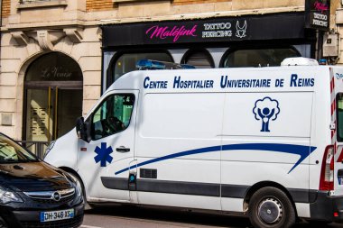 Reims, Fransa - 21 Mayıs 2022 Ambulans Coronavirus salgını sırasında Fransa 'yı vurdu.
