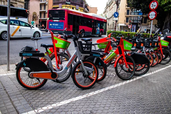 西班牙塞维利亚 2022年6月2日可供短期租用的自行车 通常停放在塞维利亚的街道和部分公共交通系统中几个小时 — 图库照片