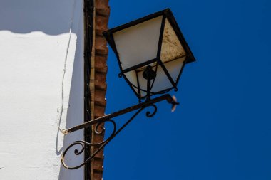 Carmona, İspanya - 8 Haziran 2022 Carmona şehri ve Avrupa 'nın Parlak Yıldızı adlı mimarisi, ünlü beyaz kasaba tipik bir dar ve dolambaçlı Arap yerleşimini göstermektedir.