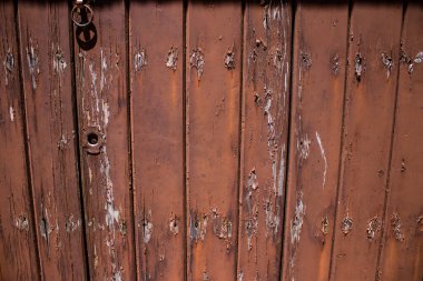 Carmona, İspanya - 8 Haziran 2022 Carmona şehri ve Avrupa 'nın Parlak Yıldızı adlı mimarisi, ünlü beyaz kasaba tipik bir dar ve dolambaçlı Arap yerleşimini göstermektedir.