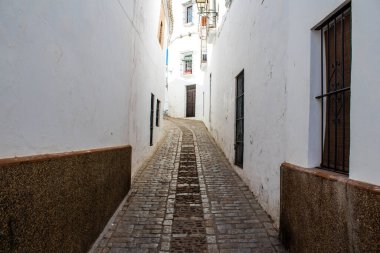 Carmona, İspanya - 8 Haziran 2022 Carmona şehri ve Avrupa 'nın Parlak Yıldızı adlı mimarisi, ünlü beyaz kasaba tipik bir dar ve dolambaçlı Arap yerleşimini göstermektedir.