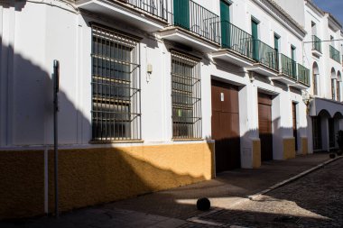 Carmona, İspanya - 8 Haziran 2022 Carmona şehri ve Avrupa 'nın Parlak Yıldızı adlı mimarisi, ünlü beyaz kasaba tipik bir dar ve dolambaçlı Arap yerleşimini göstermektedir.