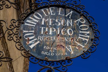 Carmona, İspanya - 08 Haziran 2022 Yol İşareti, Avrupa 'nın Parlak Yıldızı adı verilen dar ve dolambaçlı Carmona kasabasında yol kullanıcılarına bilgi sağlamak için yolun kenarında veya üzerinde dikildi