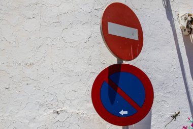 Carmona, İspanya - 08 Haziran 2022 Yol İşareti, Avrupa 'nın Parlak Yıldızı adı verilen dar ve dolambaçlı Carmona kasabasında yol kullanıcılarına bilgi sağlamak için yolun kenarında veya üzerinde dikildi