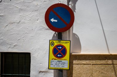 Carmona, İspanya - 08 Haziran 2022 Yol İşareti, Avrupa 'nın Parlak Yıldızı adı verilen dar ve dolambaçlı Carmona kasabasında yol kullanıcılarına bilgi sağlamak için yolun kenarında veya üzerinde dikildi