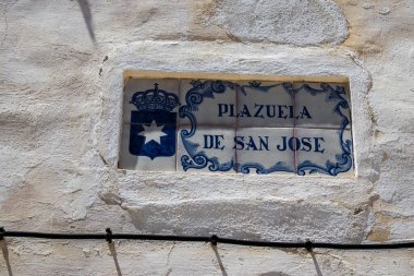 Carmona, İspanya - 08 Haziran 2022 Yol İşareti, Avrupa 'nın Parlak Yıldızı adı verilen dar ve dolambaçlı Carmona kasabasında yol kullanıcılarına bilgi sağlamak için yolun kenarında veya üzerinde dikildi