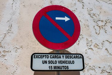 Carmona, İspanya - 08 Haziran 2022 Yol İşareti, Avrupa 'nın Parlak Yıldızı adı verilen dar ve dolambaçlı Carmona kasabasında yol kullanıcılarına bilgi sağlamak için yolun kenarında veya üzerinde dikildi