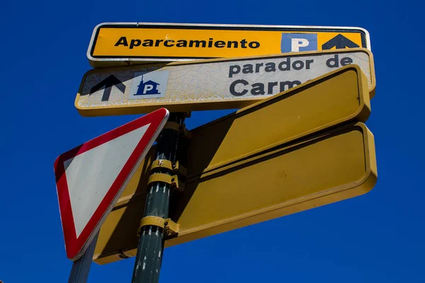 Carmona Spanje Juni 2022 Verkeerstekens Opgericht Aan Zijkant Van Boven — Stockfoto