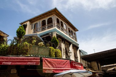 Fez, Fas - 12 Haziran 2022 Fez El Bali 'de güçlendirilmiş Medine, ortaçağ Marinid Mahallesi, Fez' in sokakları ve mimarisi, şehrin dar dolambaçlı Arap yerleşimi tipik doğu şehirleri