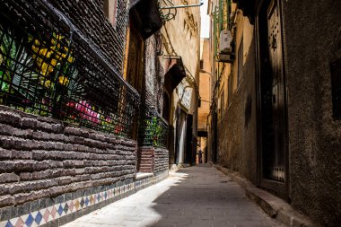 Fez, Fas - 12 Haziran 2022 Fez El Bali 'de güçlendirilmiş Medine, ortaçağ Marinid Mahallesi, Fez' in sokakları ve mimarisi, şehrin dar dolambaçlı Arap yerleşimi tipik doğu şehirleri